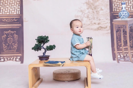 惠州宝宝边吃奶边挣扎烦躁